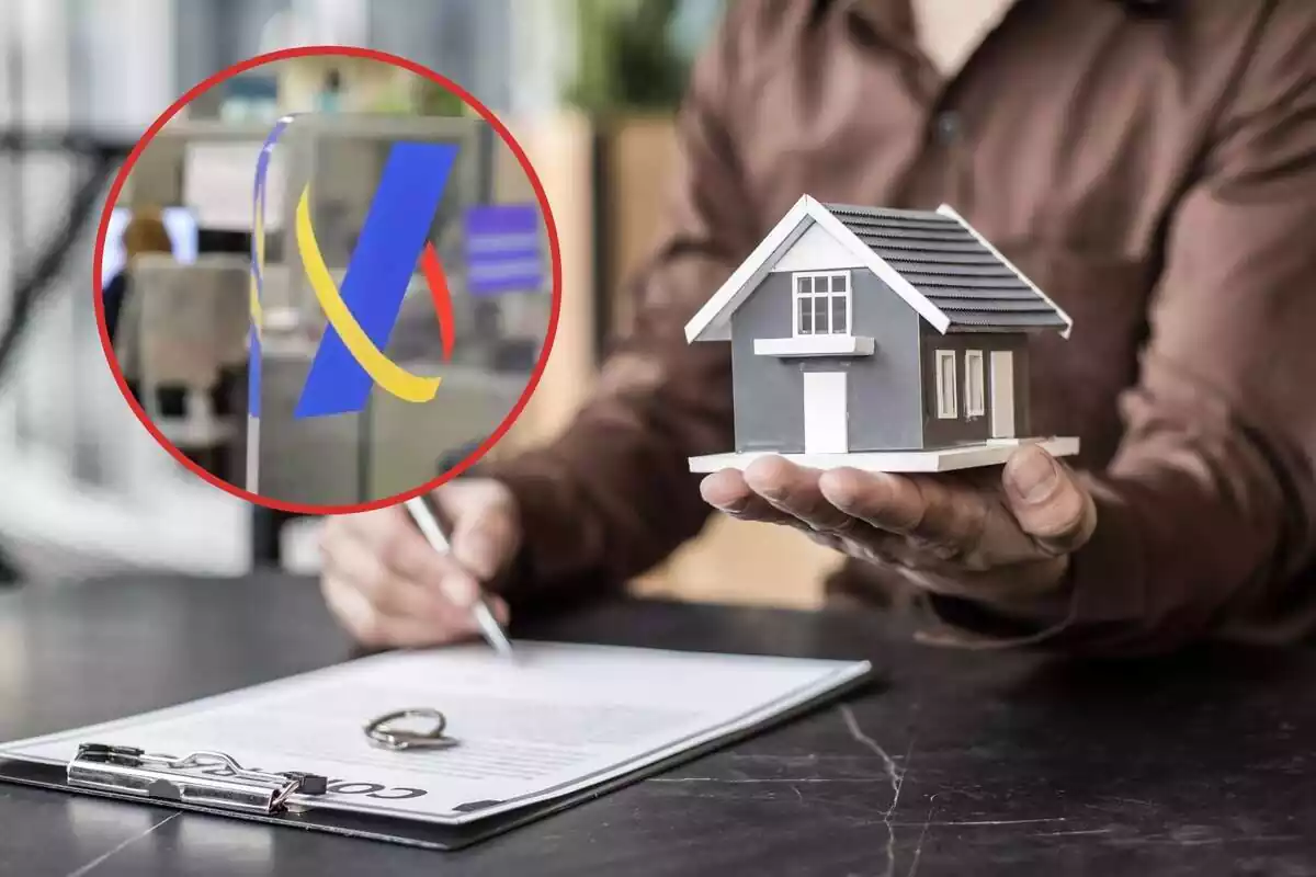 Un home signa un document, amb una casa en miniatura a la mà, i al cercle el logotip d'Hisenda