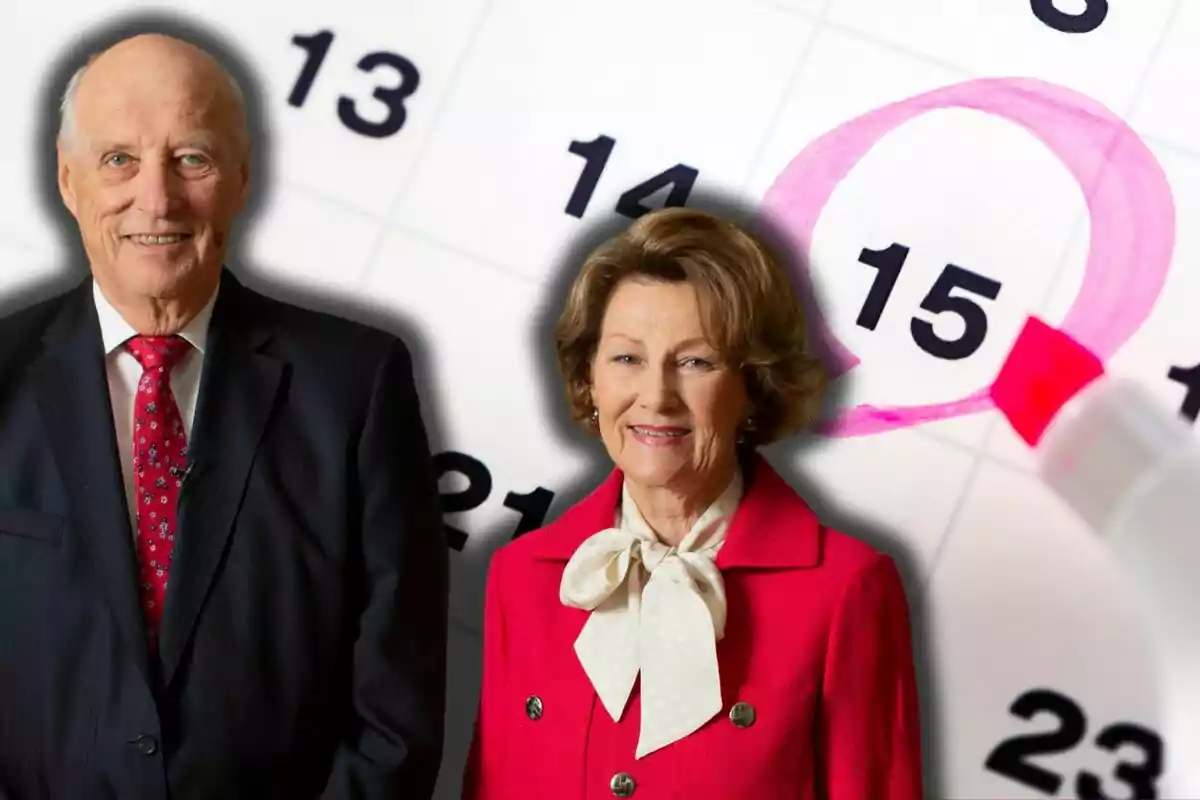 Harald y Sonia de Noruega elegantemente vestidas posan frente a un calendario donde el día 15 está marcado con un círculo rosa