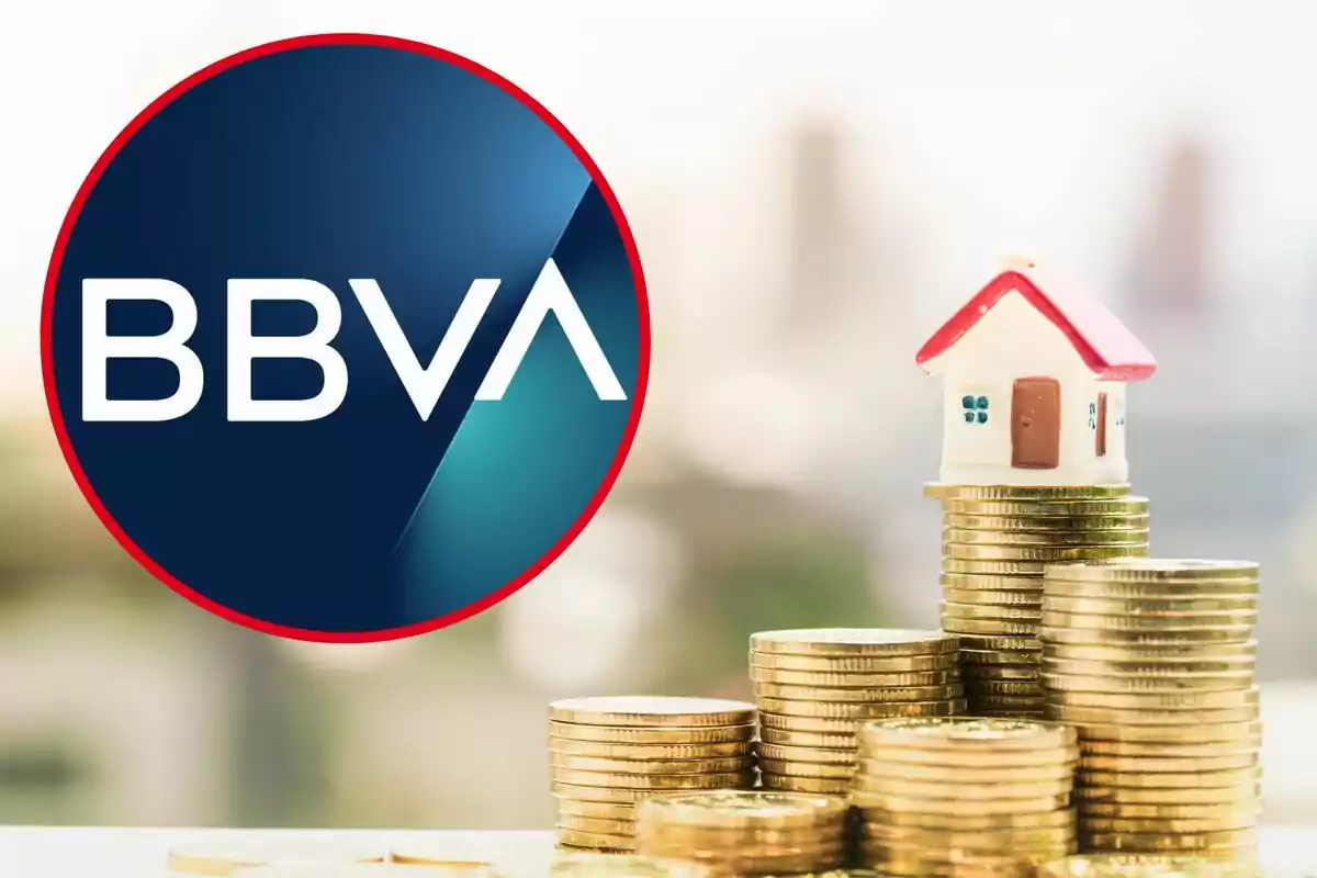 Logotip de BBVA amb una pila de monedes amb una casa en miniatura a sobre.