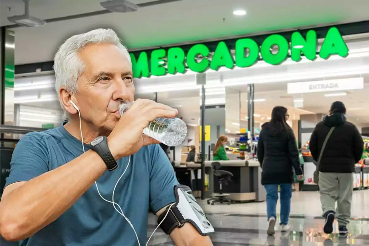 Home gran amb auriculars i roba esportiva bevent aigua davant l’entrada d’un supermercat Mercadona