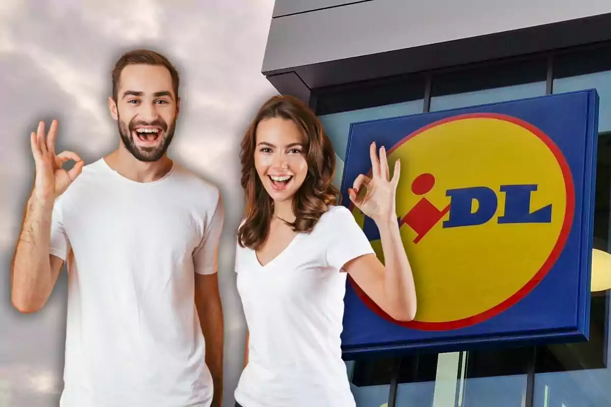 Dues persones somrients amb samarretes blanques fan el gest de "ok" davant d'un cartell d'una botiga.