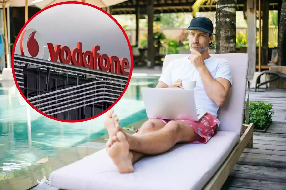 Un home assegut en una gandula al costat duna piscina, treballant en un ordinador portàtil i sostenint una tassa. A la cantonada superior esquerra de la imatge hi ha un cercle que mostra el logotip de Vodafone en un edifici.