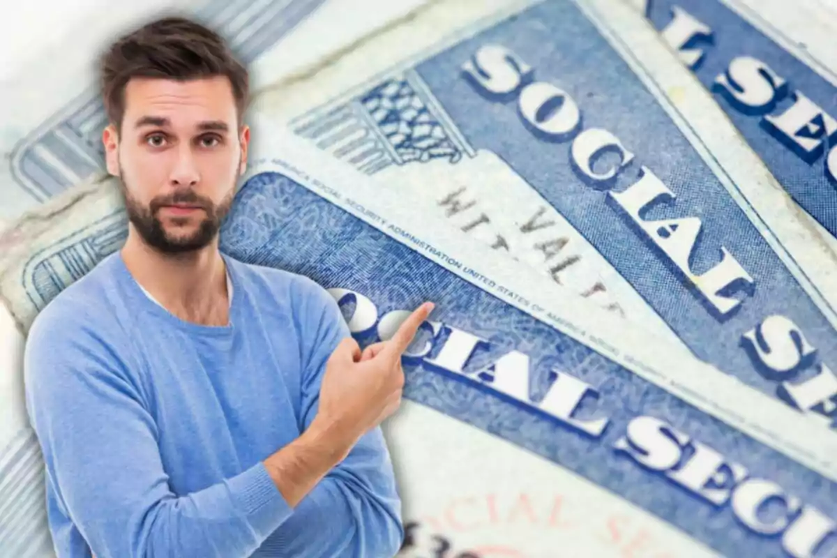 Hombre con barba y suéter azul señalando hacia varias tarjetas de seguro social de Estados Unidos en el fondo Hombre con barba y suéter azul señalando hacia varias tarjetas de seguro social de Estados Unidos en el fondo