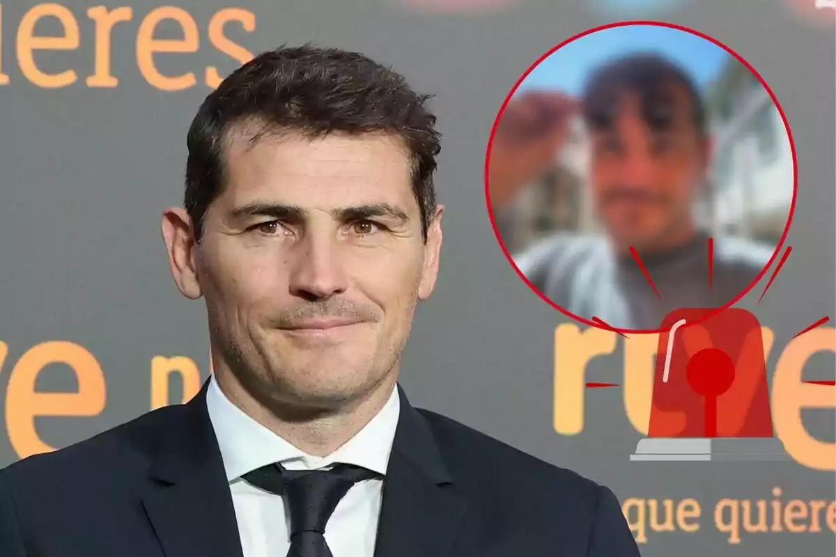 Iker Casillas amb vestit i corbata davant d'un fons amb lletres taronges i grises, amb una imatge borrosa d'una altra persona dins un cercle vermell a la cantonada superior dreta.