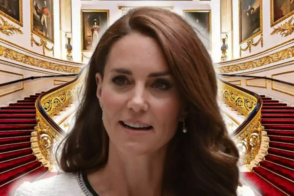 Kate Middleton amb cabell castany i solt, vestida amb una brusa blanca, es troba davant d'una majestuosa escala vermella amb baranes daurades i envoltada de quadres en un interior luxós.