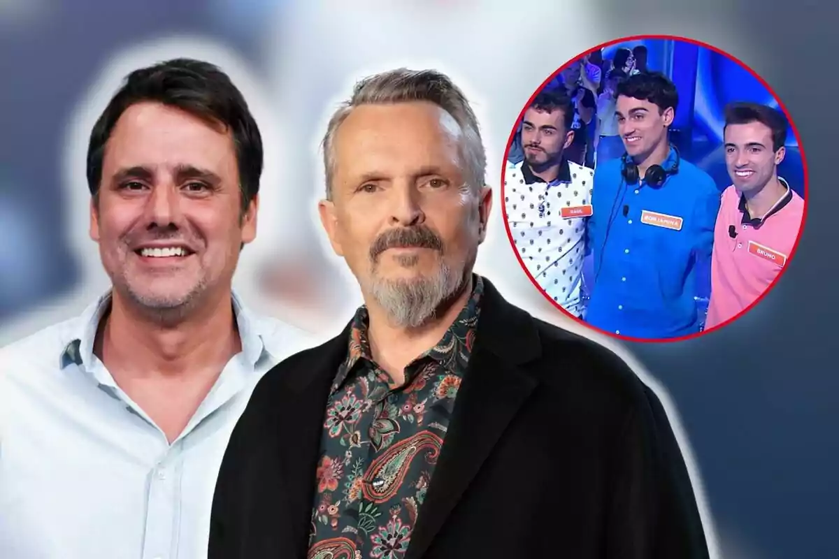 Ion Aramendi i Miguel Bosé posen davant de la càmera, un amb camisa blanca i un altre amb jaqueta negra i camisa estampada, mentre en un cercle vermell al fons es veuen Los Mozos de Arousa amb camises de colors en un set de televisió.