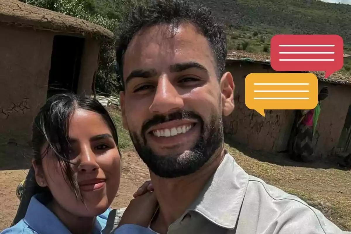Isa Pantoja i Asraf Beno somriuen mentre es fan una selfie a l’aire lliure davant de cases d’adob, amb bombolles de diàleg de colors editades a la imatge.