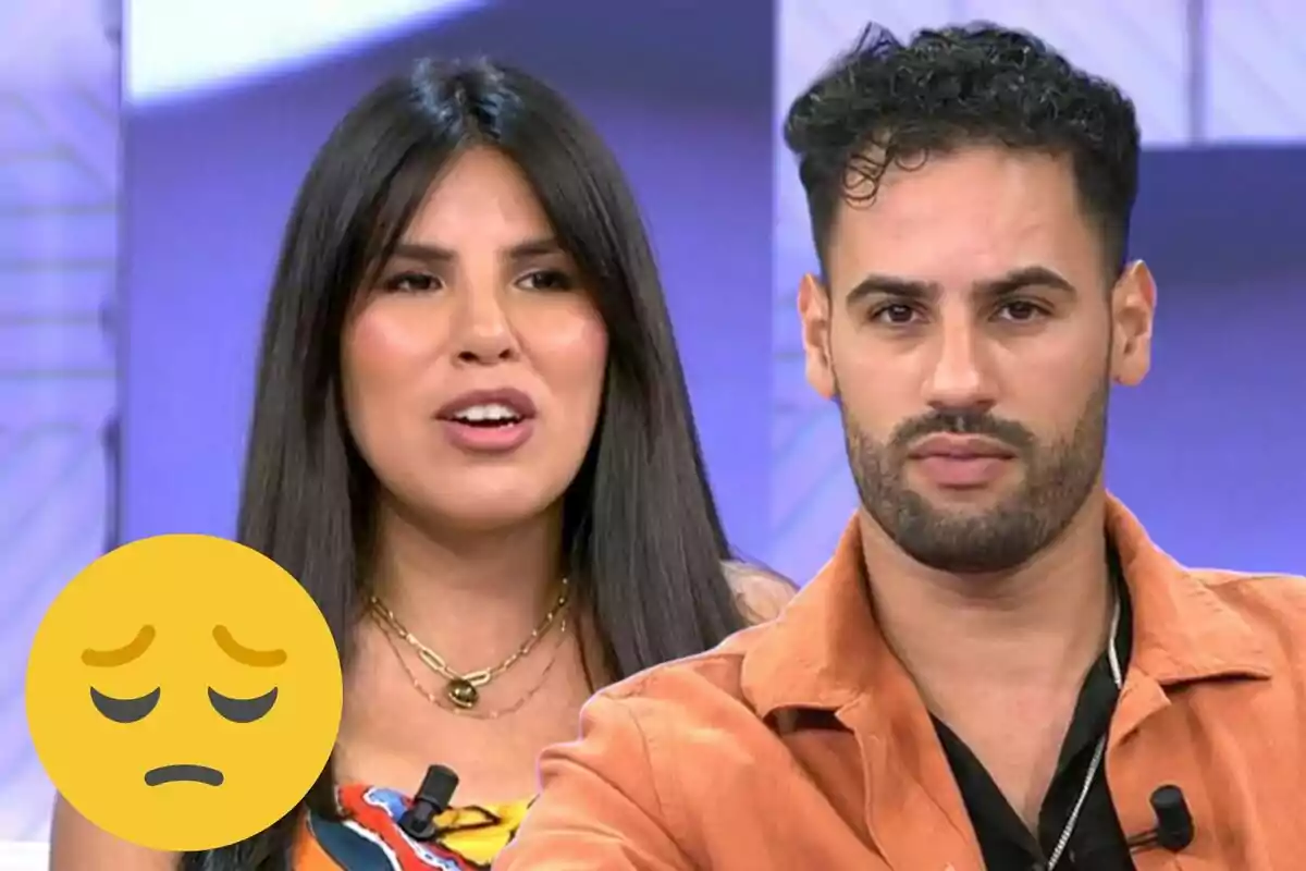 Asraf Beno i Isa Pantoja asseguda al set de 'Vamos a veure' amb un emoji de cara trist a la cantonada inferior esquerra.