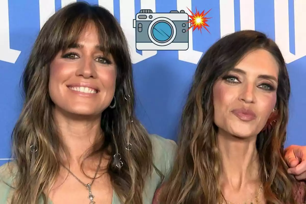 Isabel Jiménez i Sara Carbonero somrients posen juntes davant d'un fons blau amb un gràfic de càmera a la part superior.