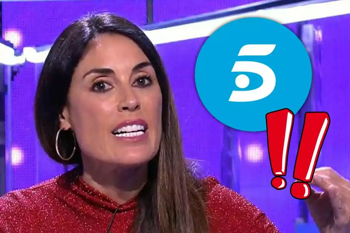 Isabel Rábago parlant a un programa de televisió amb un logotip blau i signes d'exclamació vermells.