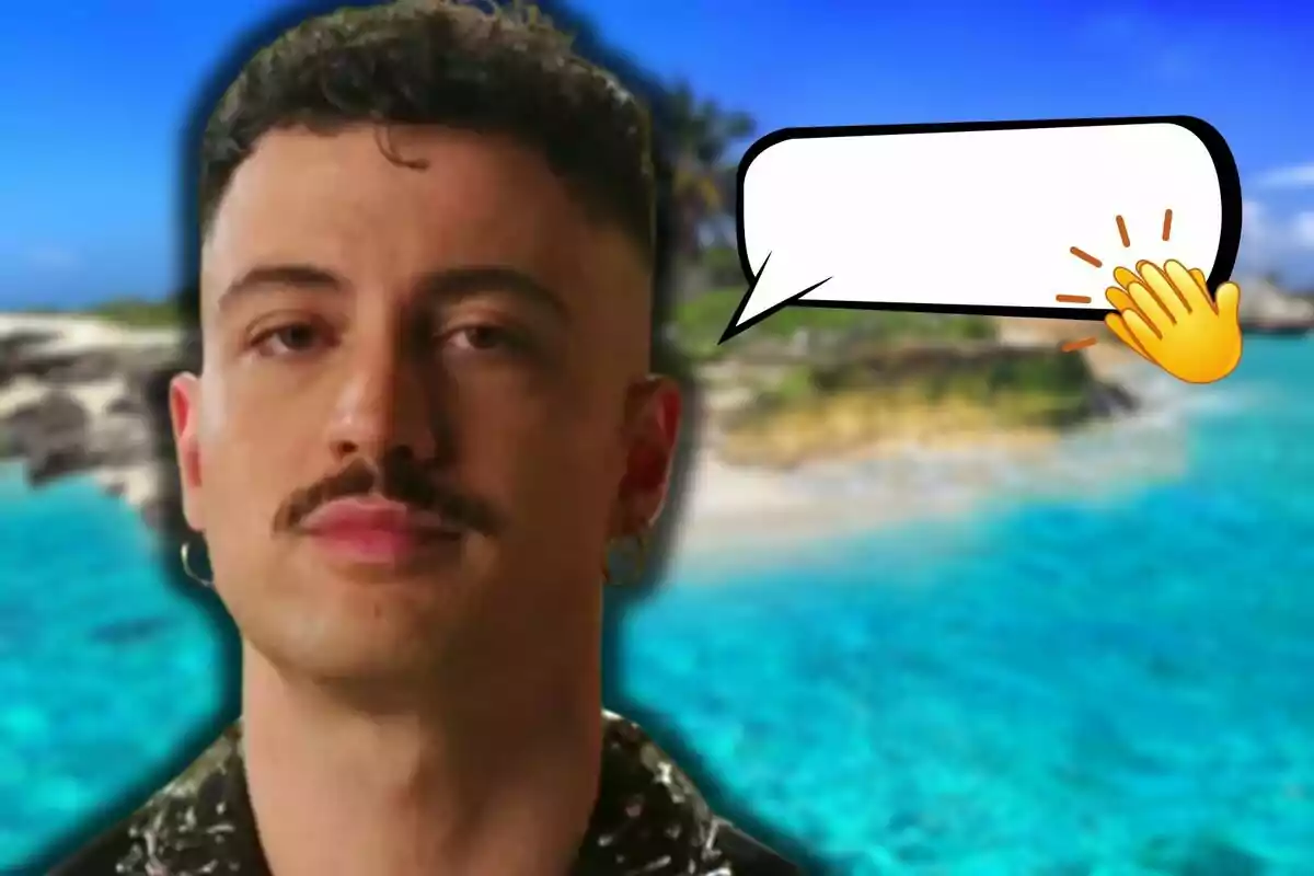 Joshua Velázquez amb bigoti i arracada està davant d'un fons de platja amb aigua turquesa, hi ha un globus de diàleg buit amb un emoji d'aplaudiment.