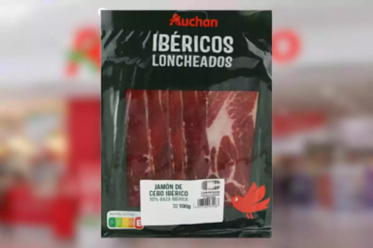 Paquete de jamón ibérico loncheado de la marca Auchan con etiqueta de información nutricional.