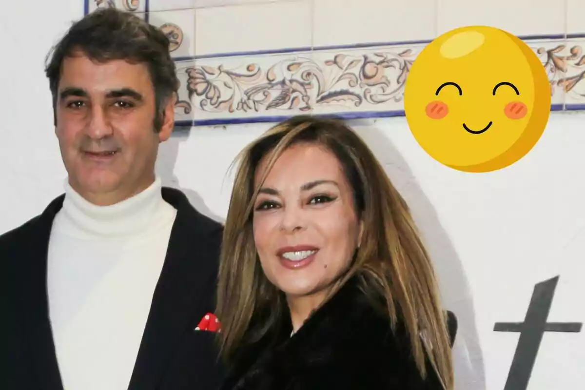 Jesulín de Ubrique i María José Campanarioioo somrient posant davant d'un fons decoratiu amb un emoji feliç a la cantonada superior dreta.