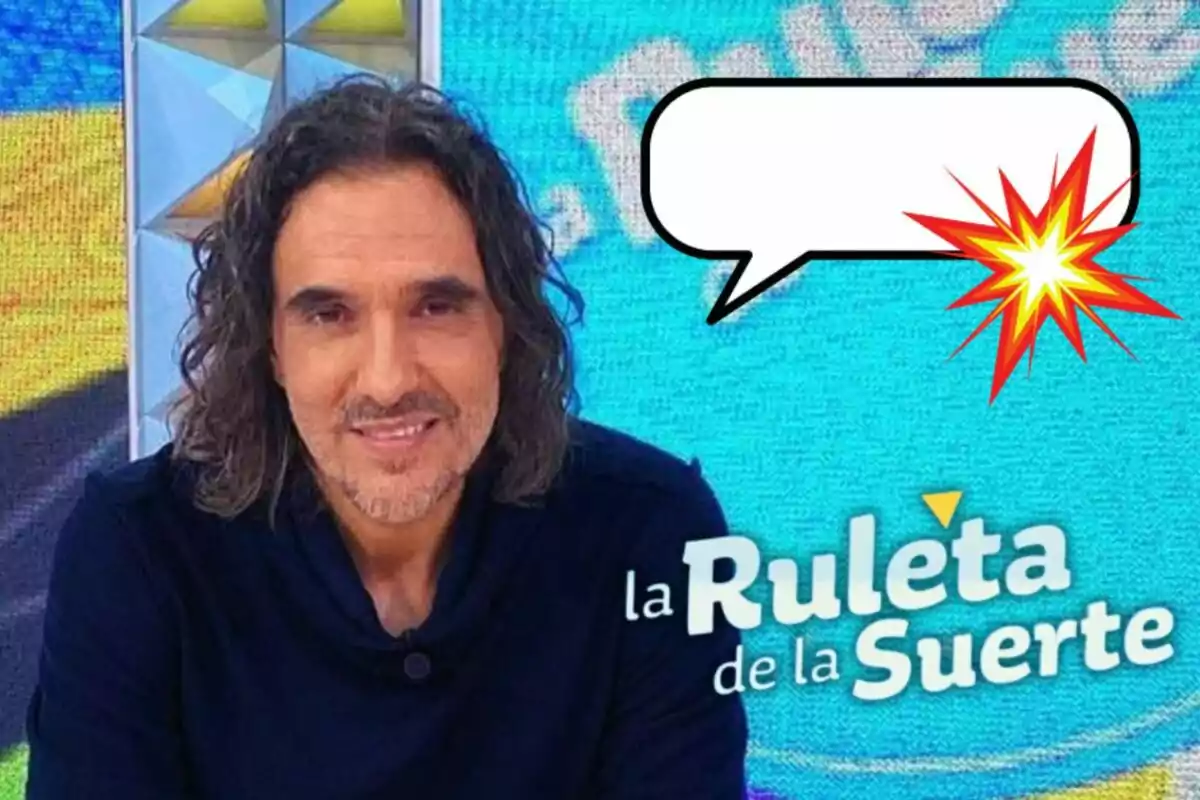 Joaquín Padilla amb cabell llarg i barba somriu davant d'un fons colorit amb el logotip de "La Ruleta de la Suerte" i un globus de diàleg buit amb un efecte d'explosió.