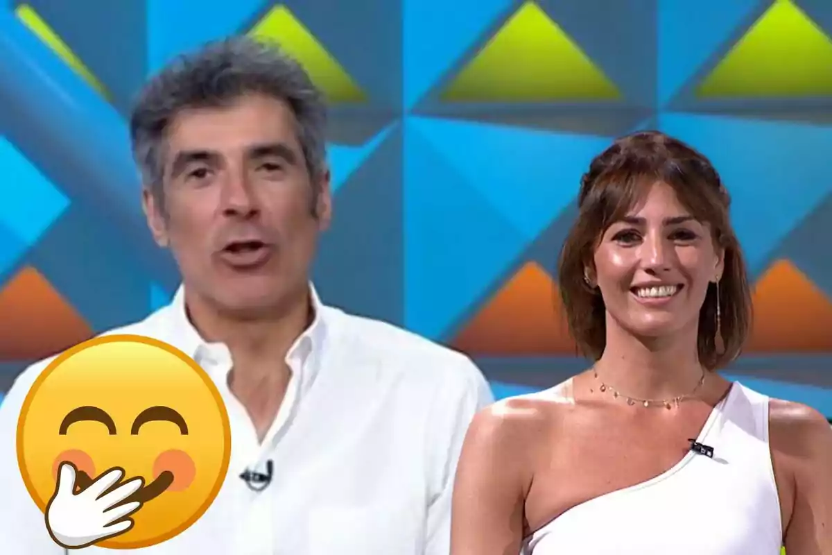 Muntatge de Jorge Fernández parlant amb camisa blanca, Laura Mourde somrient amb una samarreta d'un tirant blanc i un emoji amb la mà a la boca