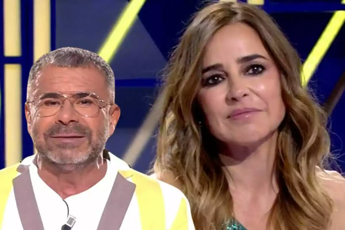 Jorge Javier Vázquez i Carmen Alcayde en un set de televisió amb fons blau i groc.