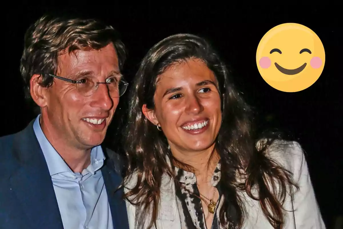 José Luis Martínez-Almeida i Teresa Urquijo somrient posant per a una foto amb un emoji de cara somrient a la cantonada superior dreta.