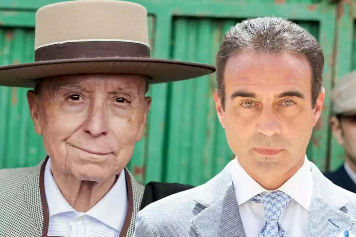 José Ortega Cano i Enrique Ponce posen junts, un porta un barret tradicional i l'altre vesteix un vestit elegant, amb un fons verd.