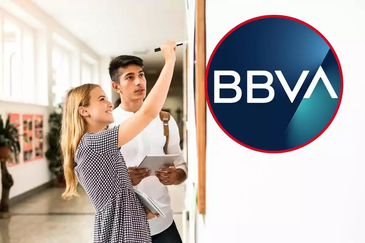 Dues persones joves interactuen en un entorn educatiu amb el logotip de BBVA al costat. Dues persones joves interactuen en un entorn educatiu amb el logotip de BBVA al costat.