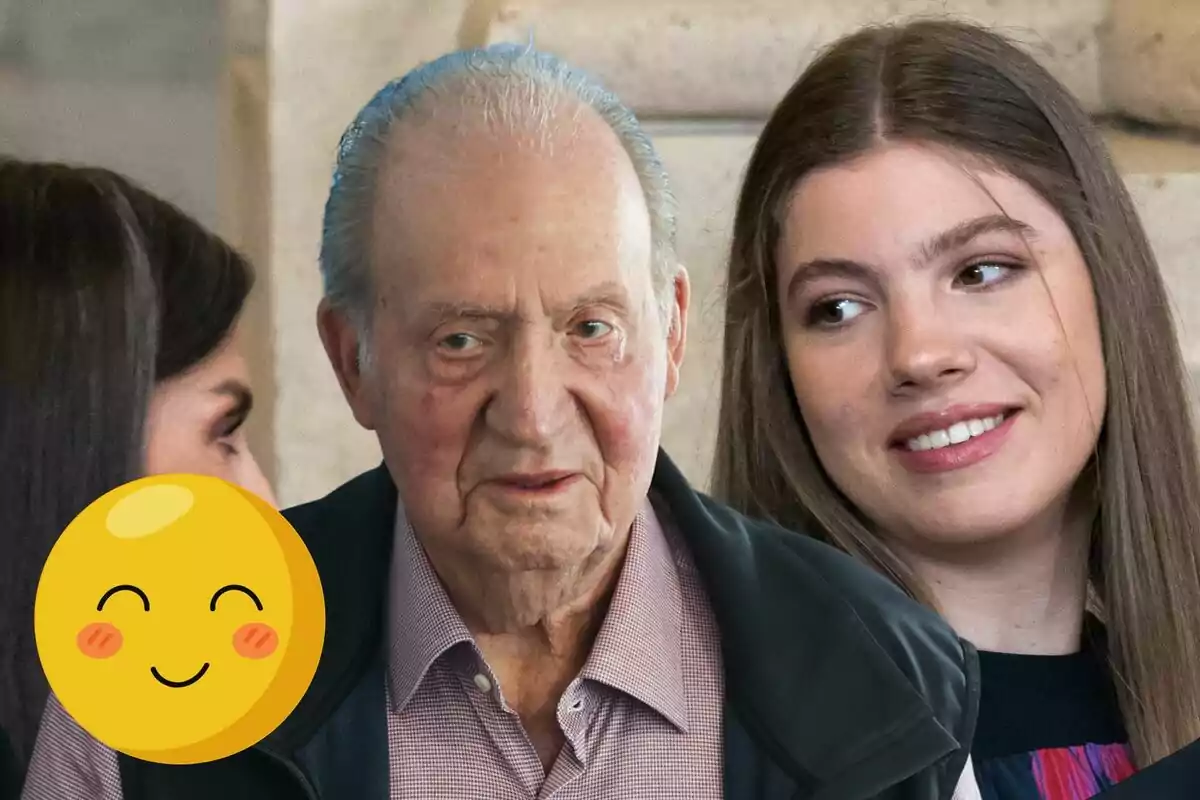 Joan Carles I i la infanta Sofia conversant, una amb un emoji somrient sobre el seu rostre.