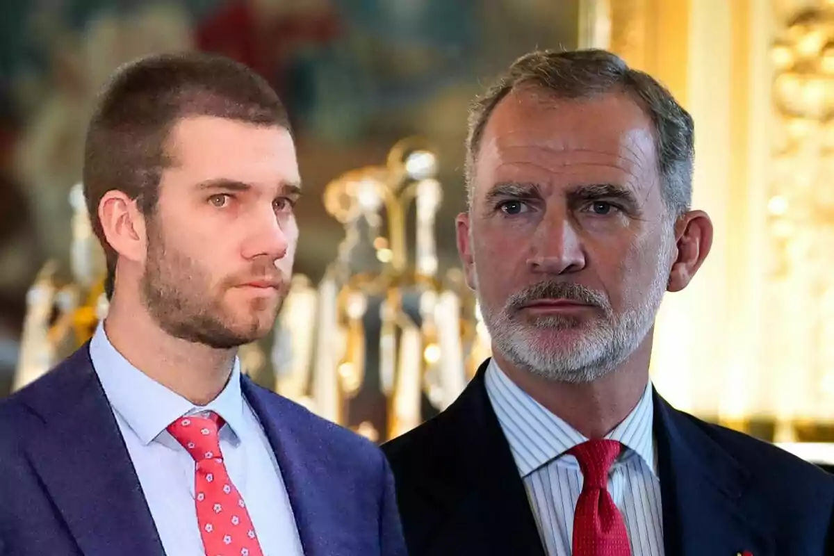 Juan Urdangarin i Felip VI amb vestit i corbata vermella, un més jove amb barba incipient i l'altre més gran amb barba canosa, en un entorn elegant amb decoració daurada.