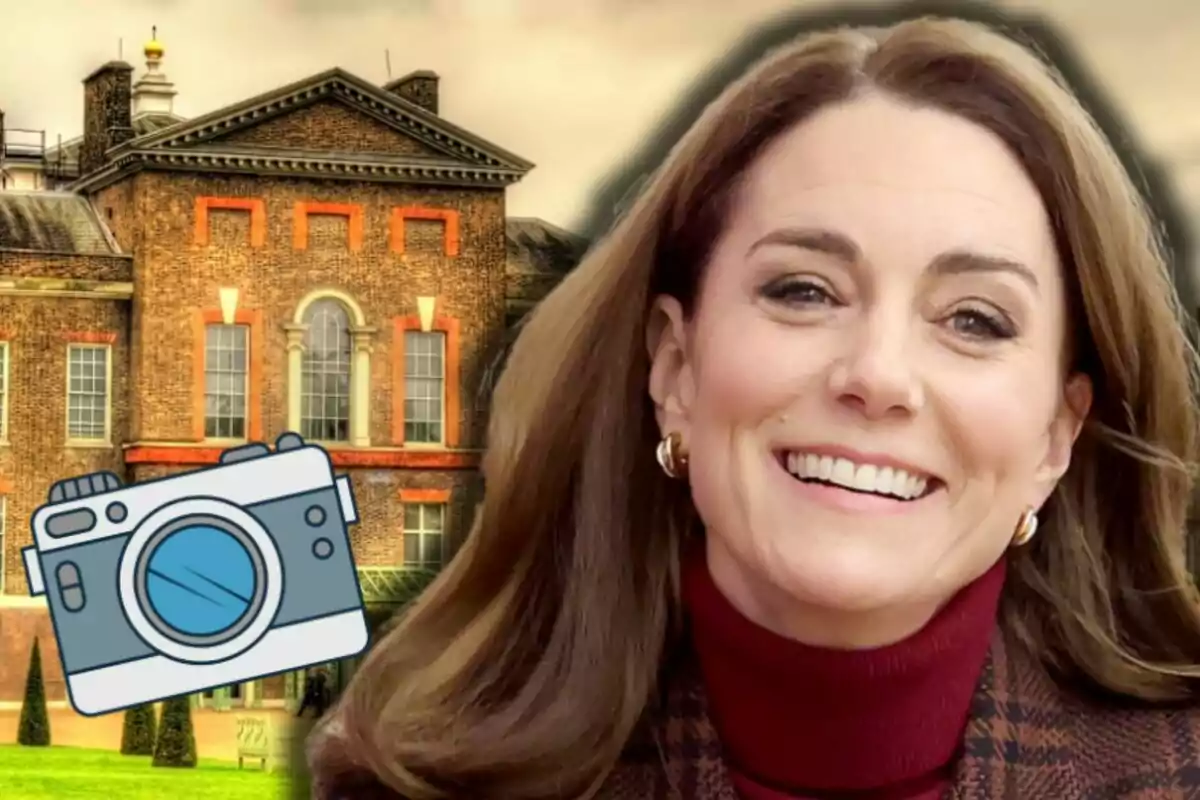 Kate Middleton somrient amb jersei bordeus davant d’un edifici antic de maó amb una il·lustració de càmera fotogràfica a la cantonada