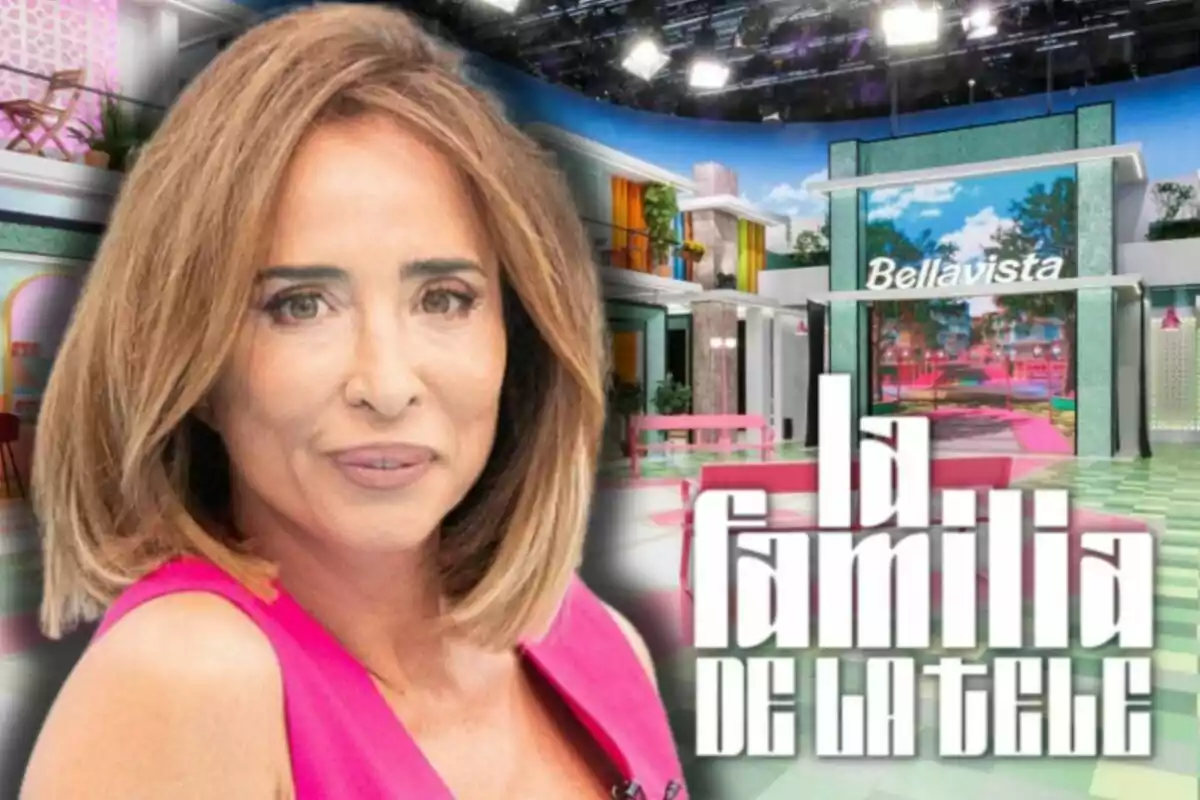 María Patiño amb vestit rosa apareix en primer pla amb un plató de televisió colorit al fons i el text la família de la tele