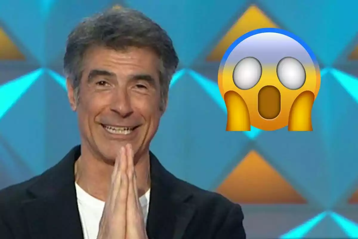 Jorge Fernández somrient amb les mans juntes en un gest de pregària i un emoji sorprès al costat.