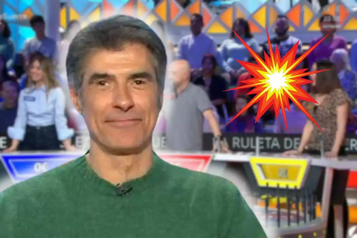 Jorge Fernández amb jersei verd somriu davant d'un fons desenfocat d'un programa de televisió amb un gràfic d'explosió.