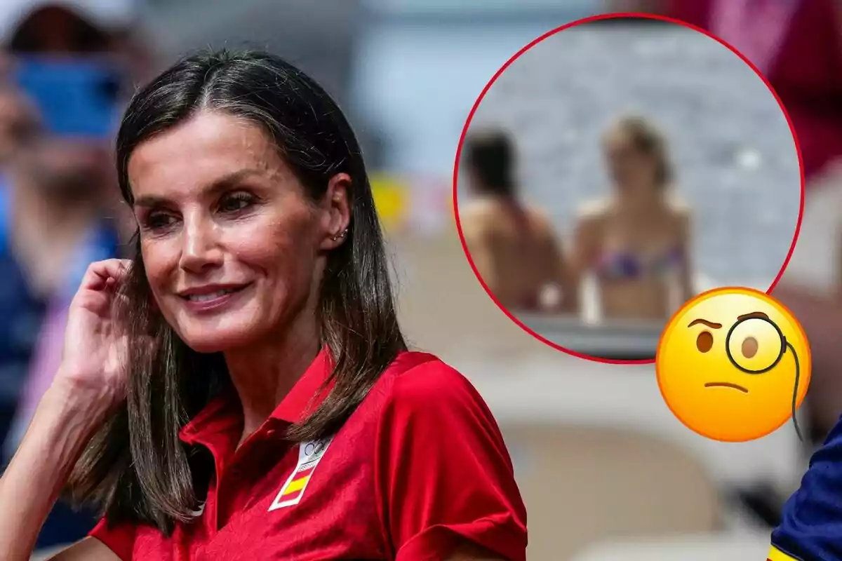 Letizia amb una samarreta vermella somriu mentre es toca el cabell, amb una imatge borrosa de dues persones en vestit de bany en un cercle vermell i un emoji de monocle a la cantonada inferior dreta.