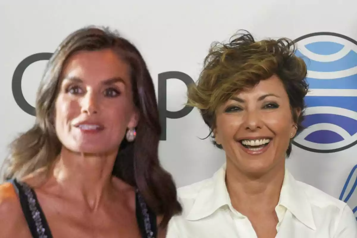 Letizia i Sonsoles Ónega somrients posen juntes davant d'un fons amb logotips.