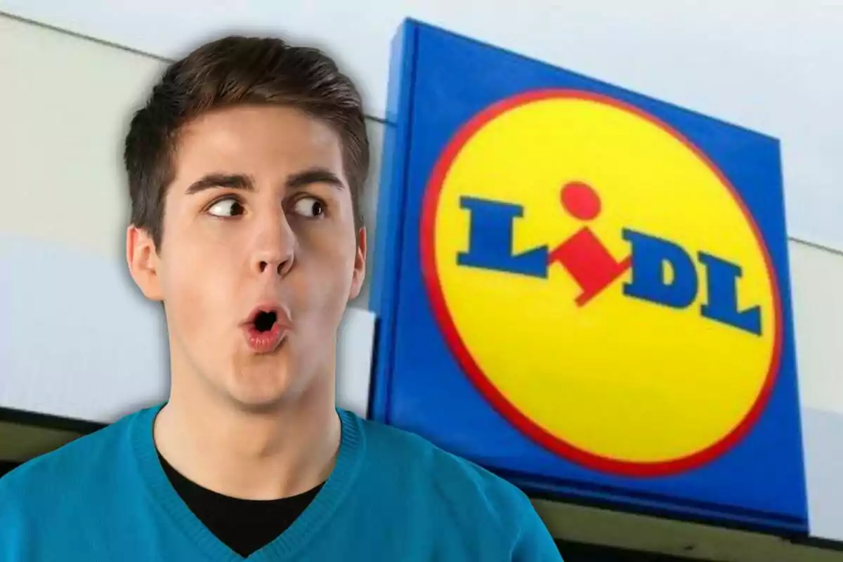 Un home amb expressió de sorpresa davant del logotip d'una botiga Lidl.