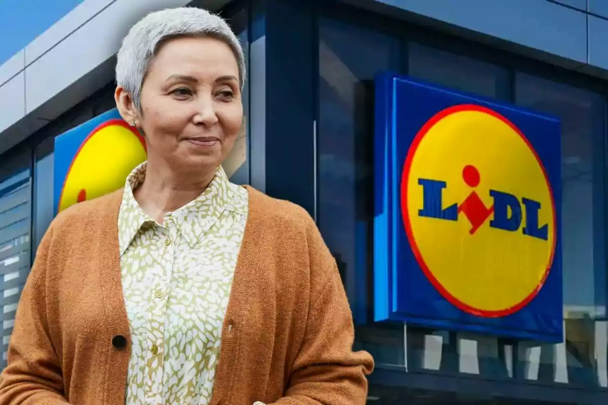Una persona de cabell curt i canós està dreta davant d'un edifici amb el logotip de Lidl al fons.