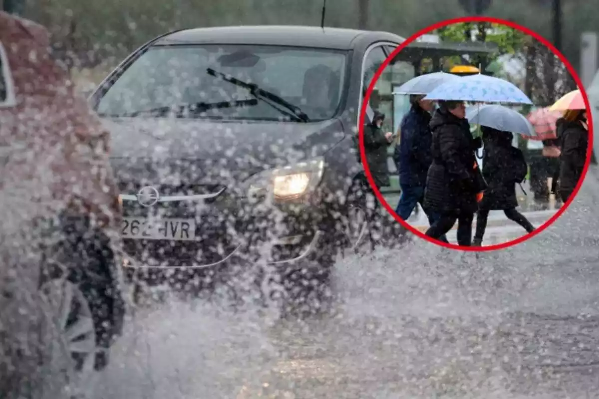 Un cotxe circula sobre una carreteara mullada, i al cercle, gent amb paraigua