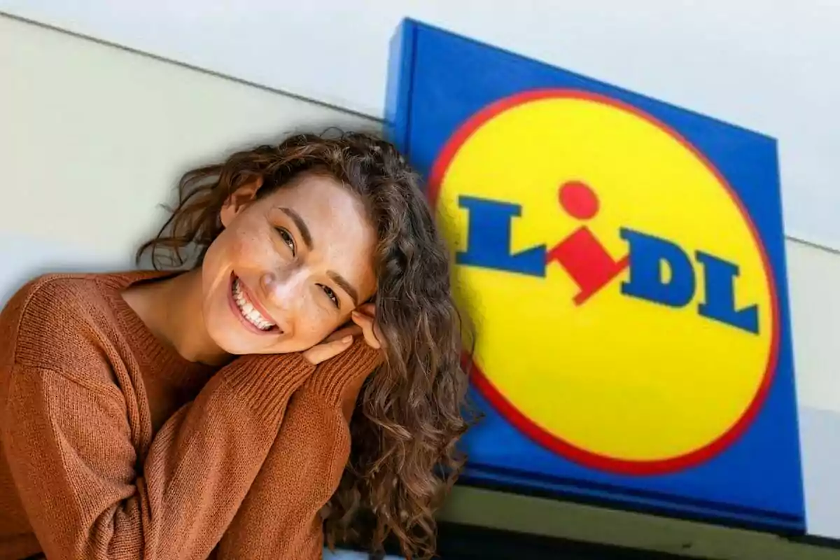 Una persona somrient amb un jersei marró davant d'un cartell d'una botiga.