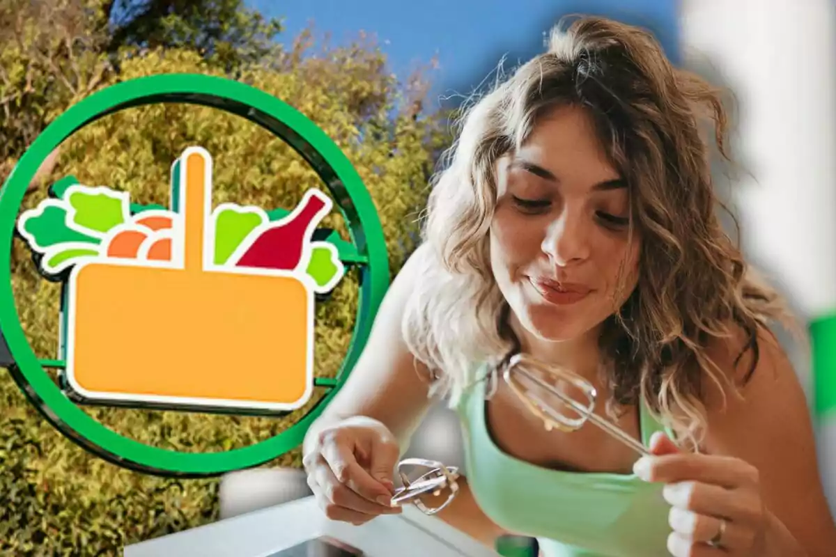 Dona jove somrient provant una barreja de batedora amb un fons de logotip de supermercat i vegetació