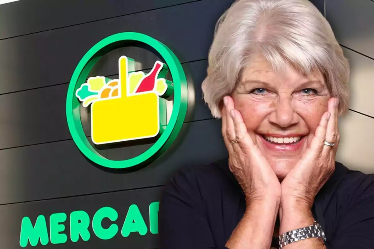 Mujer mayor sonriente con las manos en la cara frente al logo de un supermercado Mercadona