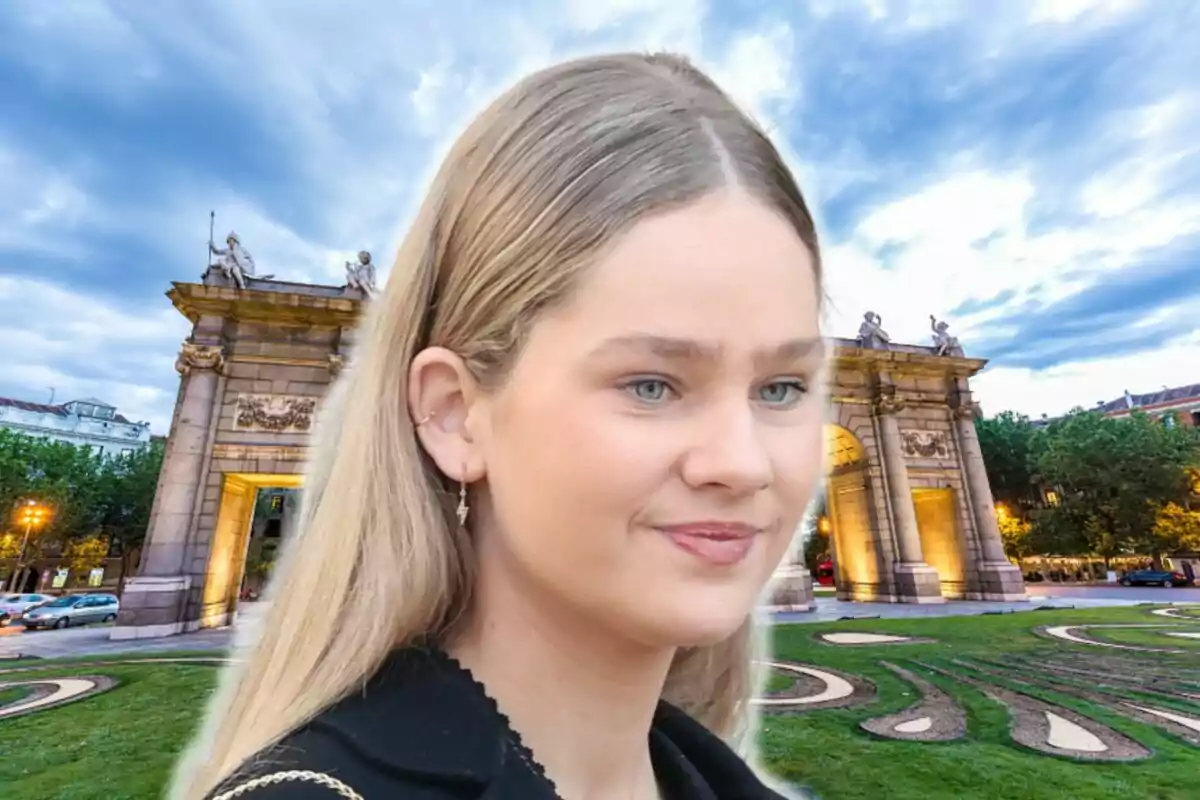 Irene Urdangarin posa davant un monument històric en una ciutat, amb un cel ennuvolat de fons.