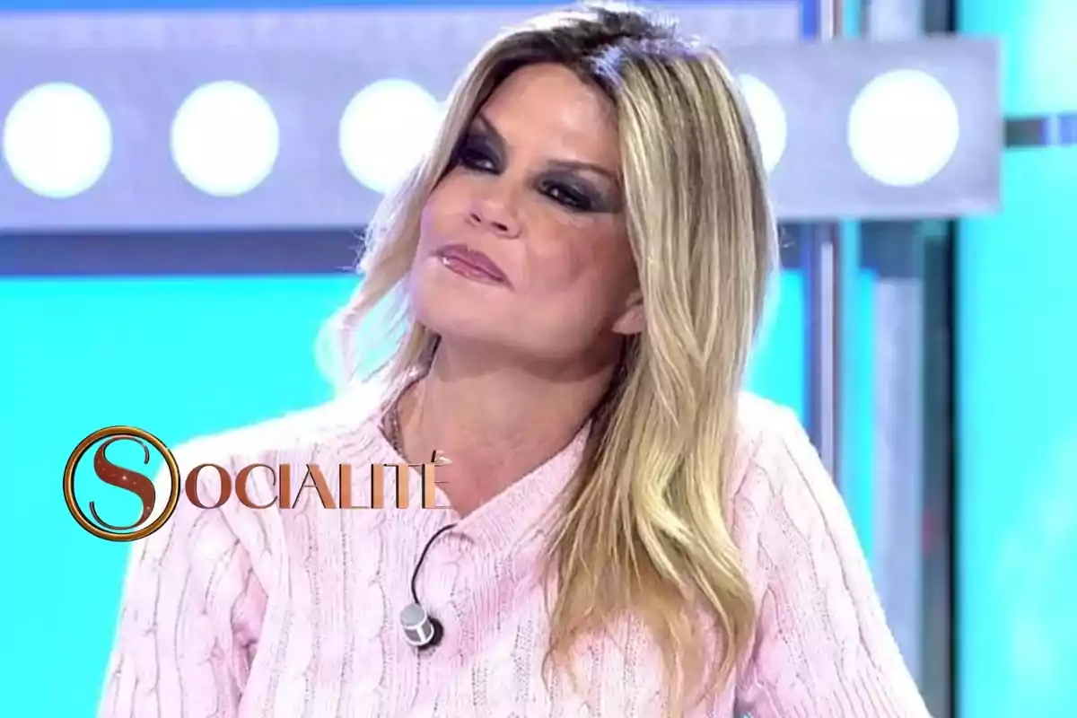 Muntatge de Makoke, amb cabell ros i maquillatge fosc i jersei rosa, amb el logotip de 'Socialité' a la cantonada.