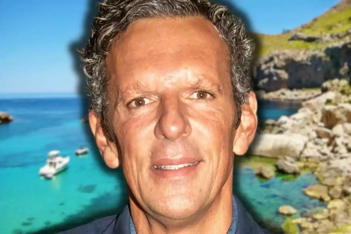 Joaquín Prat amb un fons de platja i mar blau.