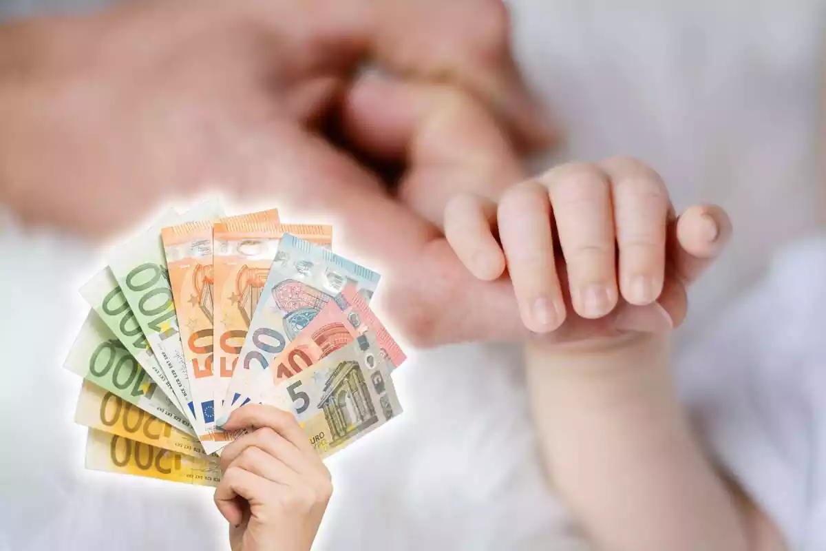 Muntatge de mans d'una mare i un nadó amb un feix de bitllets d'euro