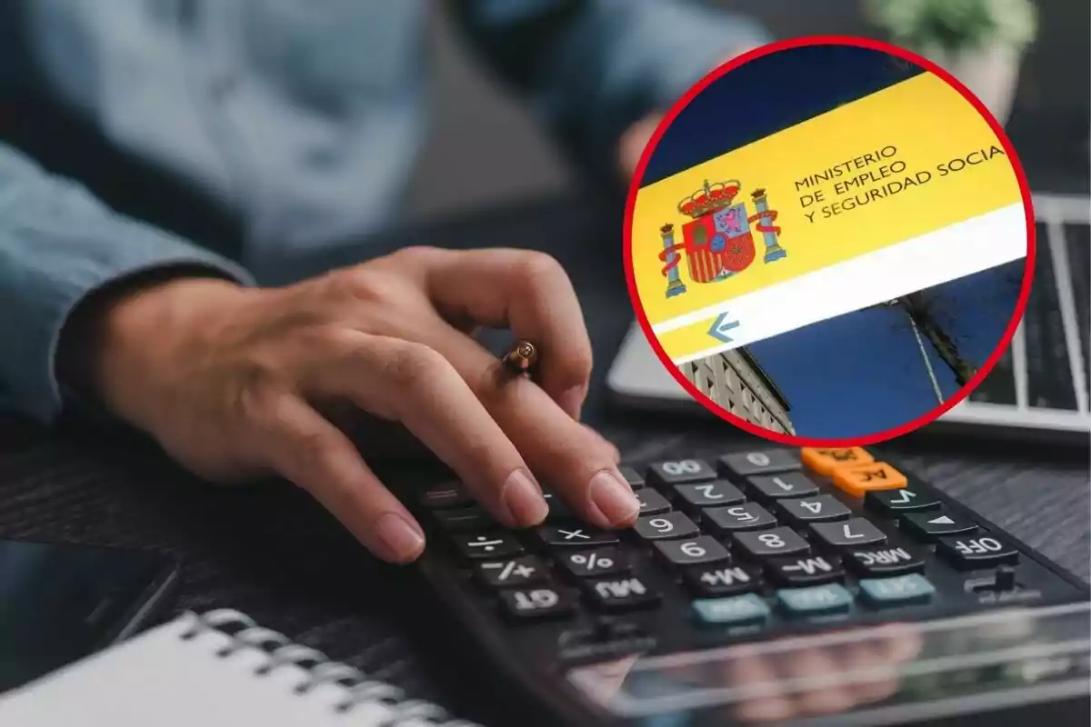 Persona usant una calculadora amb un requadre que mostra el logotip del Ministeri d'Ocupació i Seguretat Social d'Espanya.