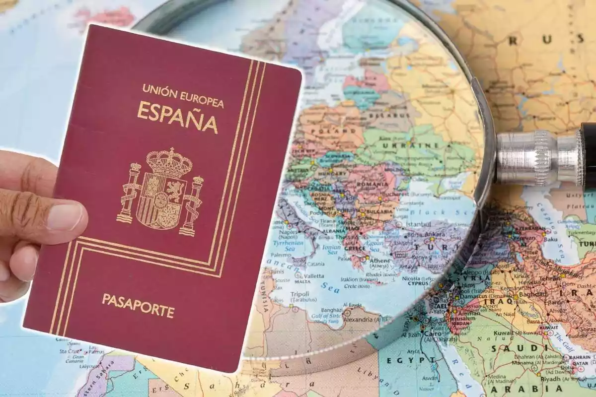 Muntatge amb un mapa d'Europa amb una lupa al damunt i una mà subjectant un passaport espanyol