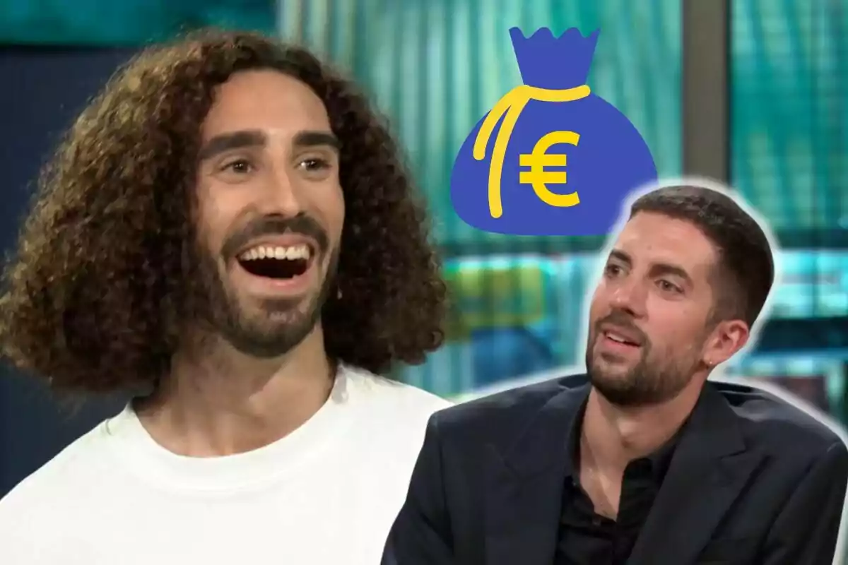 Marc Cucurella i David Broncano somrients en un programa de televisió amb un gràfic de bossa de diners amb el símbol de l'euro.