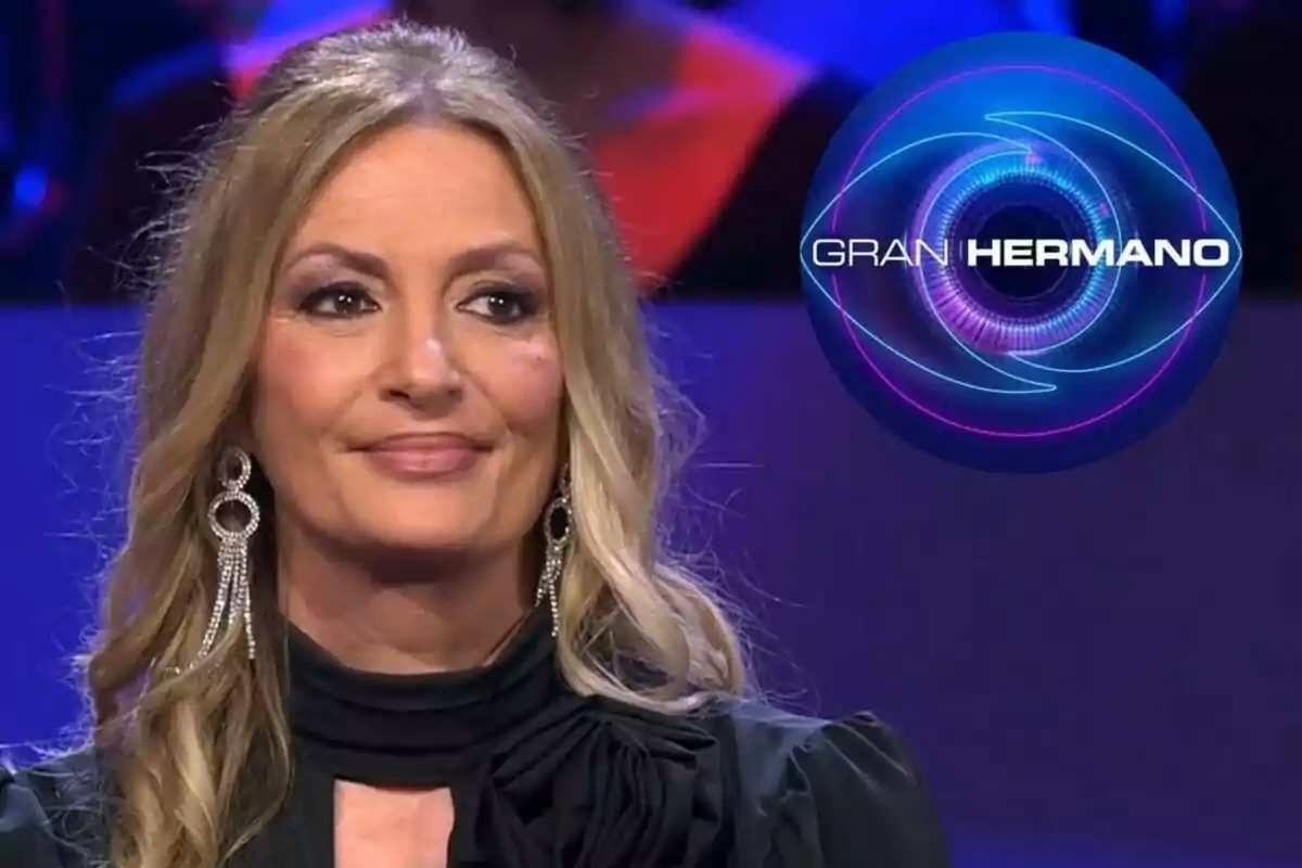 María José Galera amb cabell ros i pendents llargs en un set de televisió amb el logotip de Gran Hermano al fons.