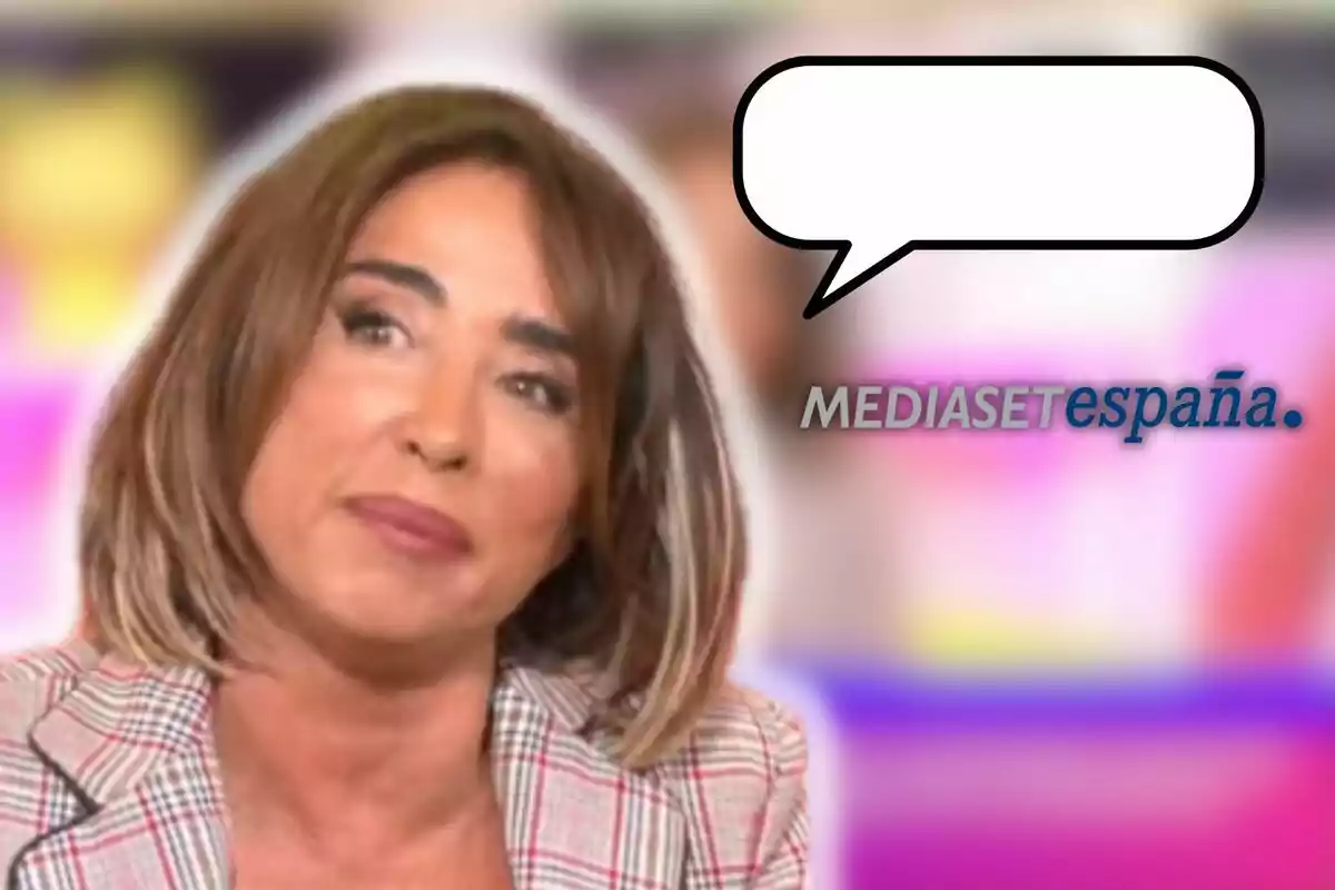 María Patiño amb cabells castanys i expressió pensativa, acompanyada d'un globus de diàleg buit i el logotip de Mediaset España.