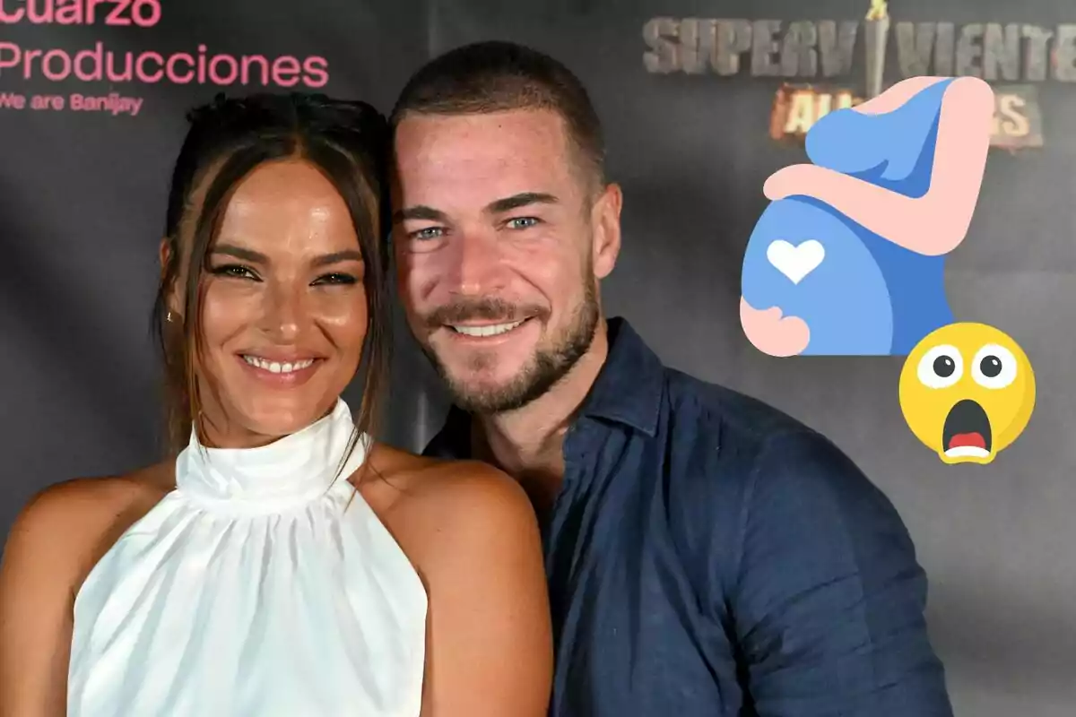 Marta Peñate i Tony Spina somrient posen davant d'un fons fosc amb logotips, mentre un emoji d'embaràs i sorpresa està superposat a la imatge.
