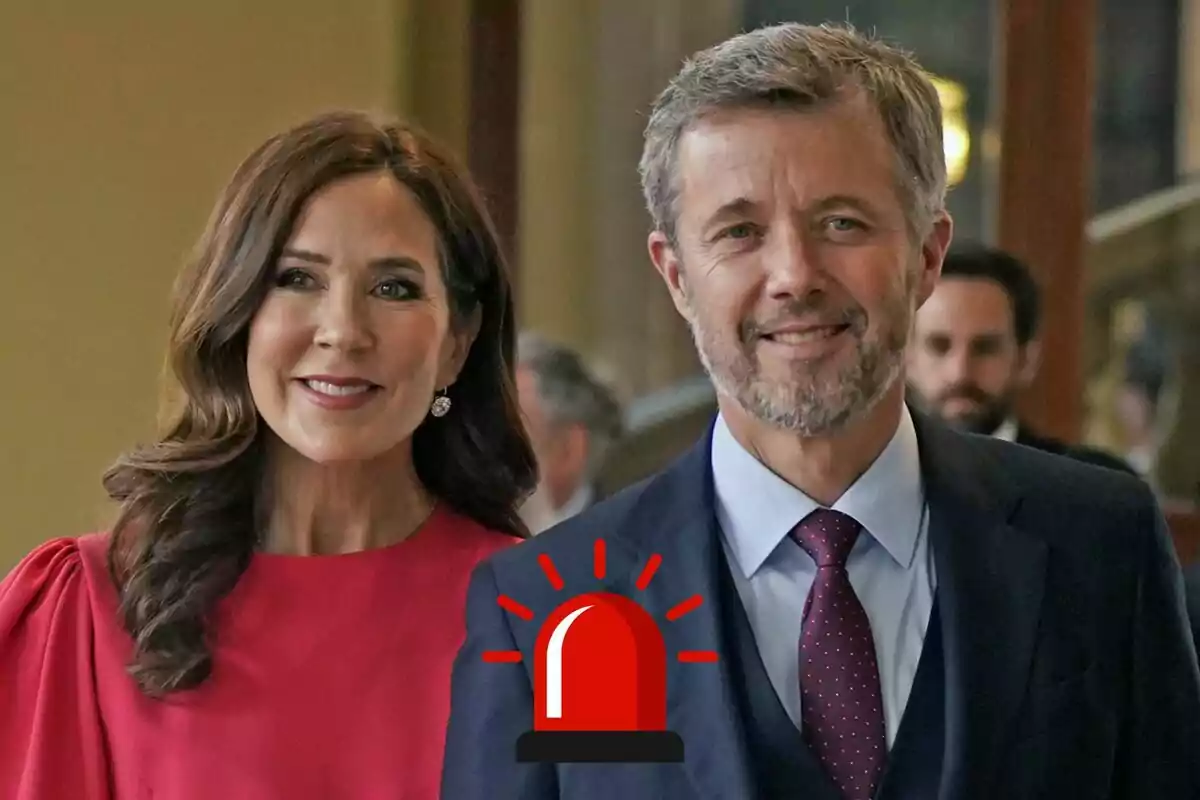 Mary i Frederic de Dinamarca somrient vestits de manera elegant amb una icona d'alerta vermella superposada.