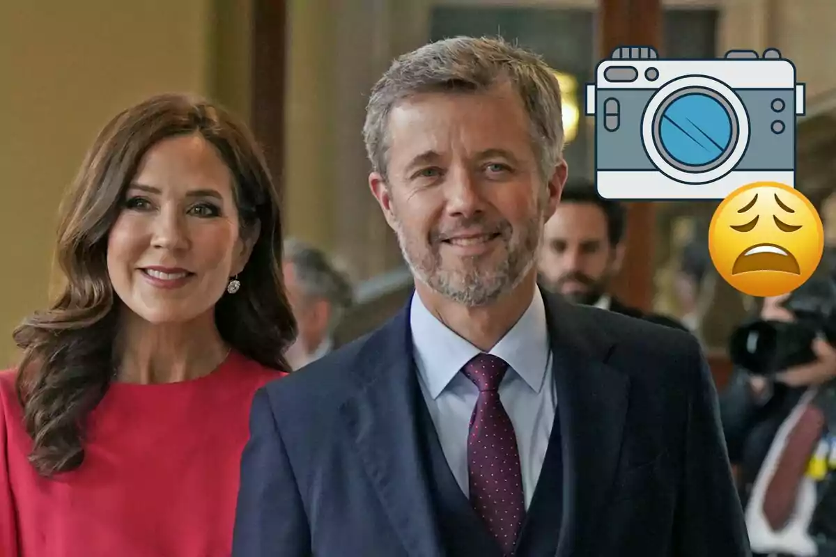 Mary i Frederic de Dinamarca somrient vestits de manera elegant amb un emoji de càmera i un altre de cara cansada superposats.