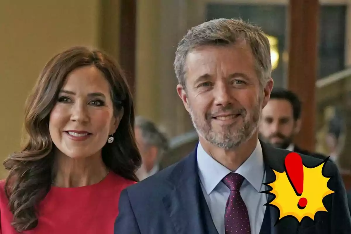 Mary i Frederic de Dinamarca somrient vestits formalment, amb un signe d'exclamació a la cantonada inferior dreta.